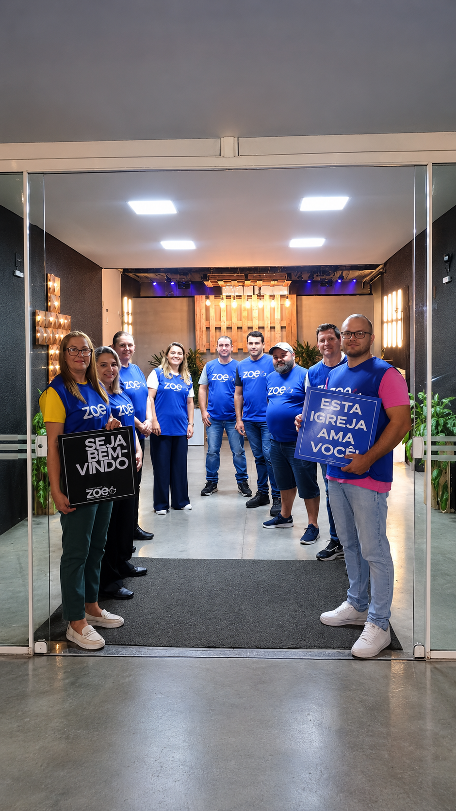 Equipe da Comunidade Zoe recebendo as pessoas na entrada da igreja